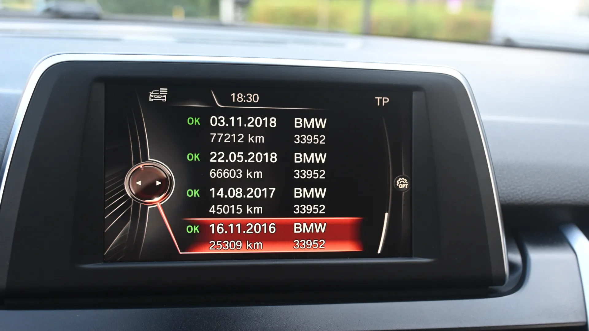 BMW 2 GRAN TOURER F46 2.0D 150KM 2016 czarny - zdjęcie 36 | AUTOTOJA.PL