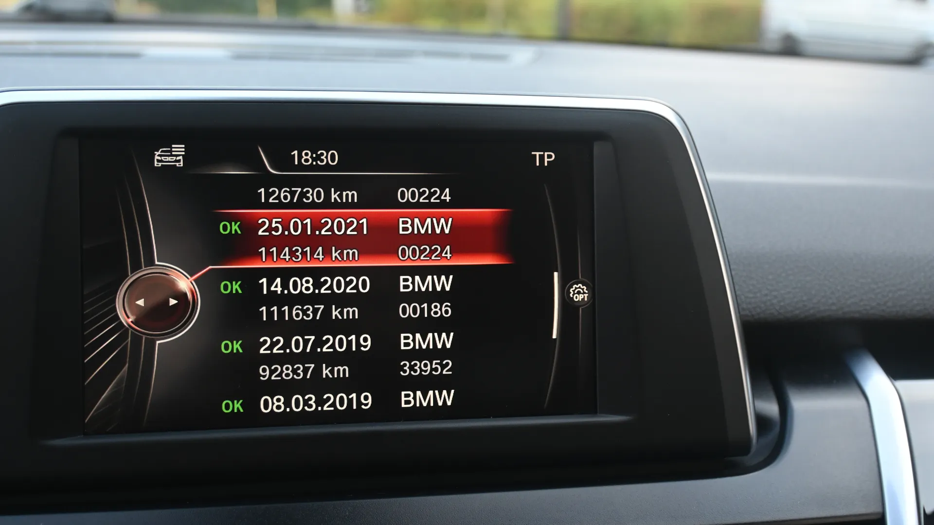 BMW 2 GRAN TOURER F46 2.0D 150KM 2016 czarny - zdjęcie 37 | AUTOTOJA.PL