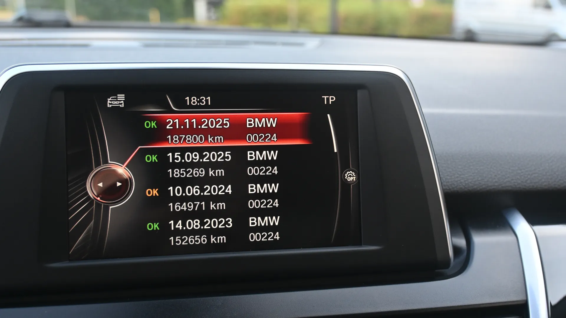 BMW 2 GRAN TOURER F46 2.0D 150KM 2016 czarny - zdjęcie 38 | AUTOTOJA.PL