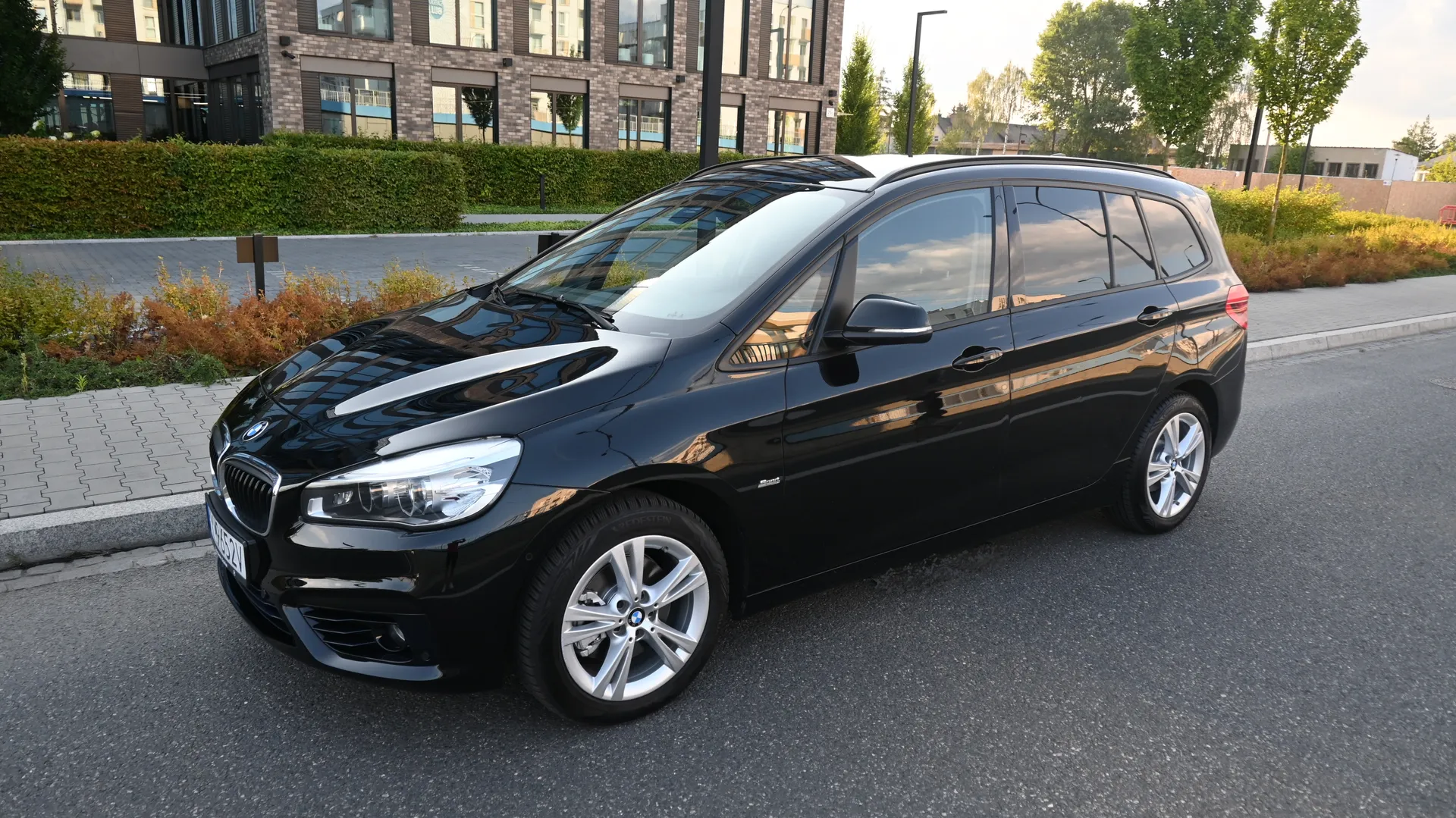 BMW 2 GRAN TOURER F46 2.0D 150KM 2016 czarny - widok z przodu