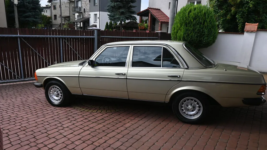 Mercedes-Benz W123 2.0 PB Pełna historia, Prawdziwy Klasyk 1983 na sprzedaż - tył pojazdu, ogłoszenie sprzedaży Kraków