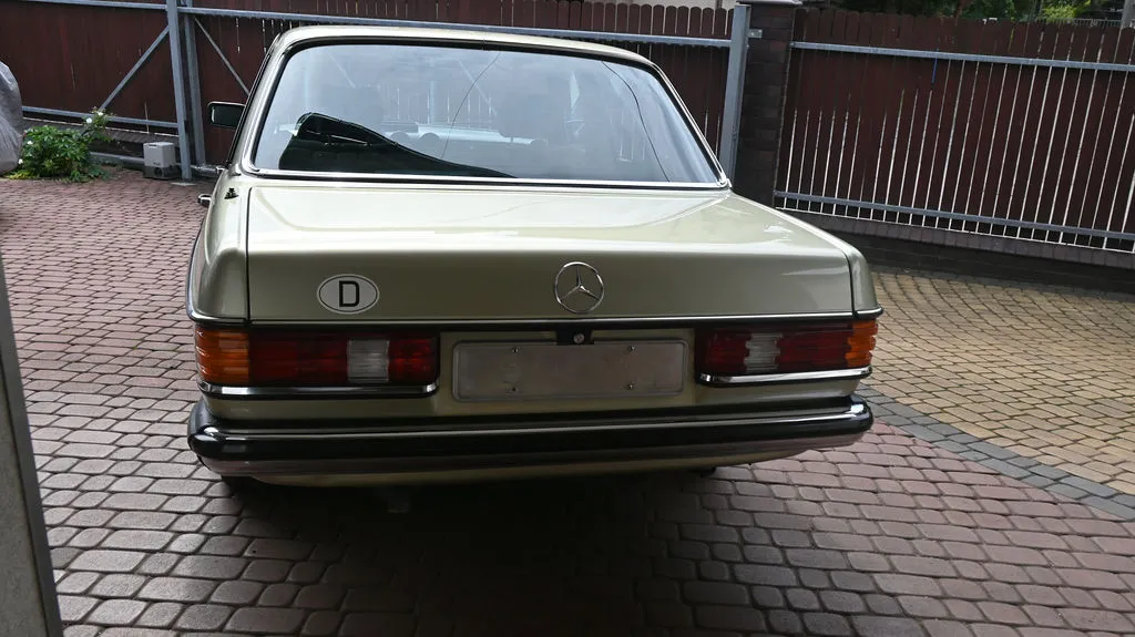 Mercedes-Benz W123 2.0 PB Pełna historia, Prawdziwy Klasyk 1983 na sprzedaż - wnętrze i deska rozdzielcza | Samochody używane Kraków