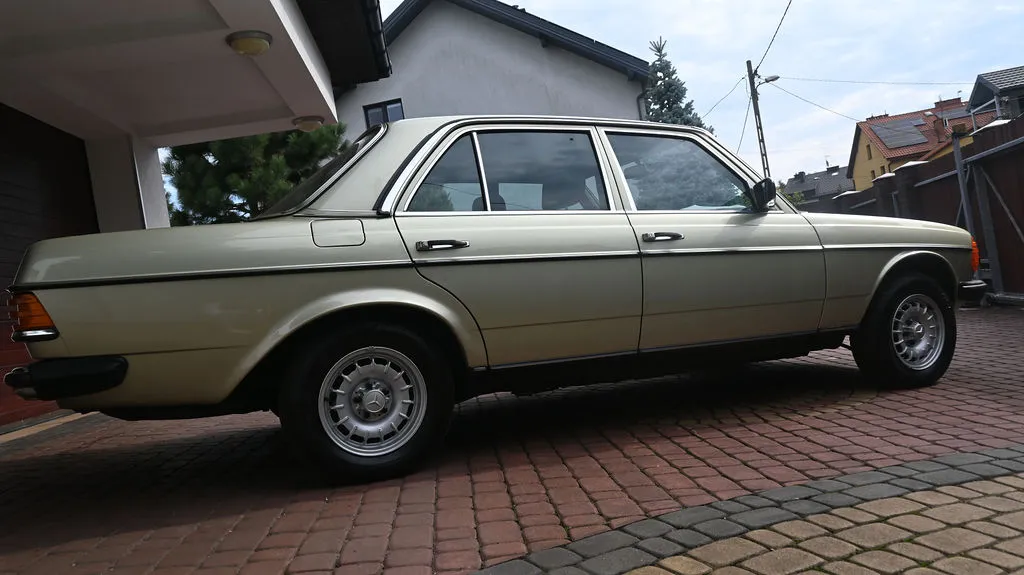 Mercedes-Benz W123 2.0 PB Pełna historia, Prawdziwy Klasyk 1983 na sprzedaż - fotele i przestrzeń pasażerska · Kraków