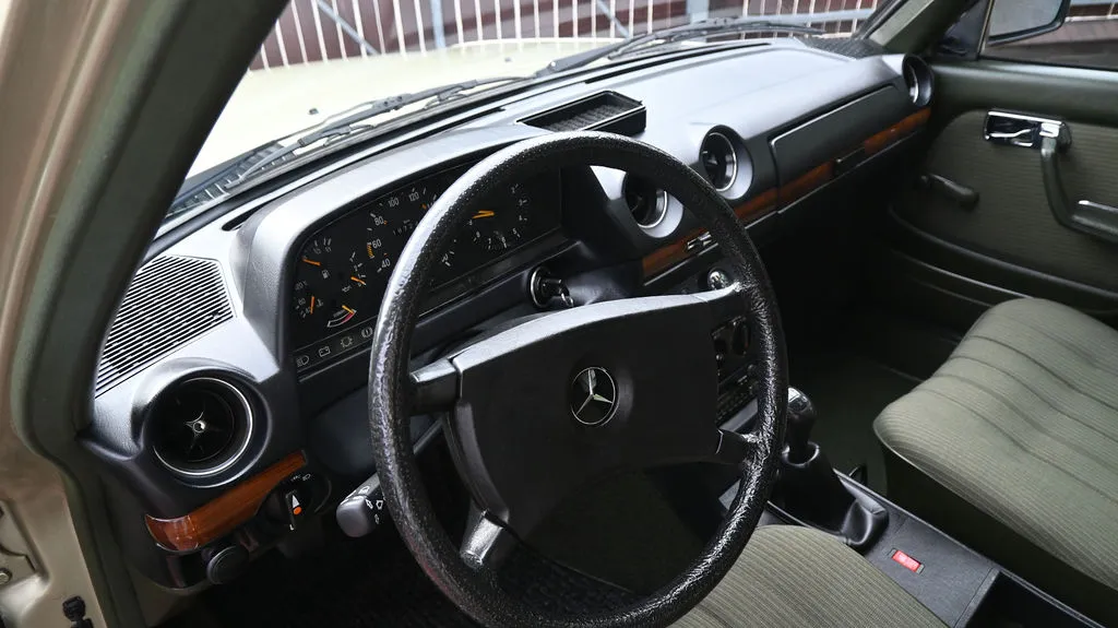 Mercedes-Benz W123 2.0 PB Pełna historia, Prawdziwy Klasyk 1983 na sprzedaż - galeria zdjęć, zdjęcie 34 | AUTOTOJA Kraków