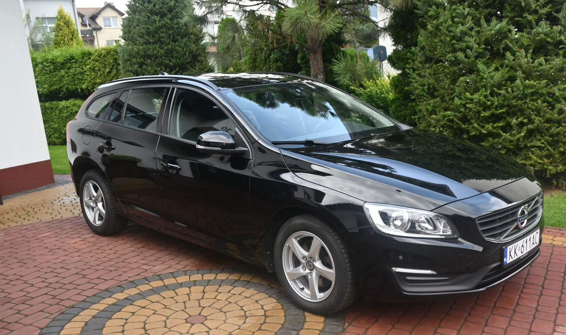 Volvo  V60 2.0 D2 Kinetic Automat 2016 na sprzedaż - widok z przodu · Salon Kraków AUTOTOJA.PL