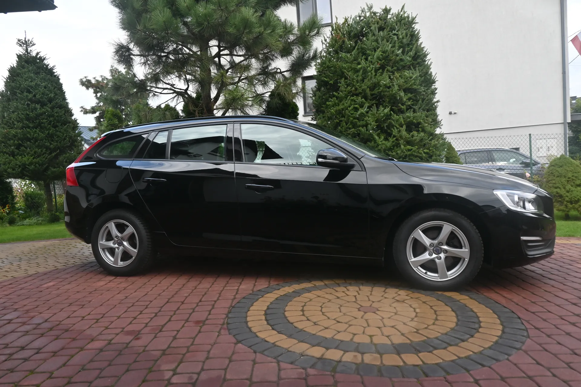 Volvo  V60 2.0 D2 Kinetic Automat 2016 na sprzedaż - tył pojazdu, ogłoszenie sprzedaży Kraków