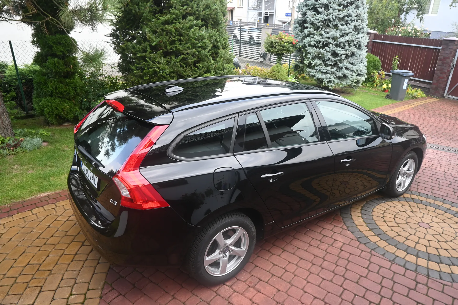 Volvo  V60 2.0 D2 Kinetic Automat 2016 na sprzedaż - profil boczny nadwozia · AUTOTOJA