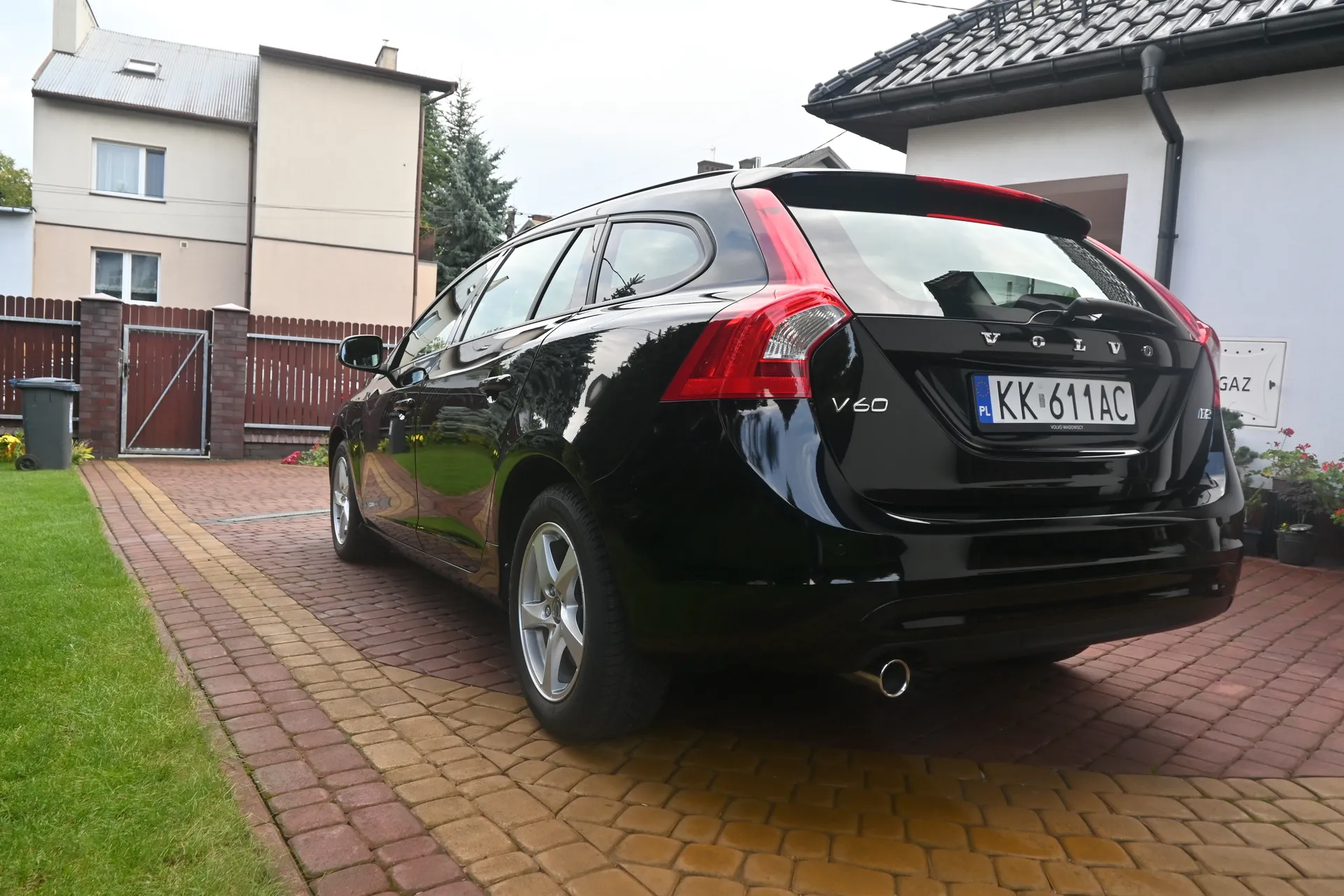 Volvo  V60 2.0 D2 Kinetic Automat 2016 na sprzedaż - stan felg i detale nadwozia | AUTOTOJA.PL