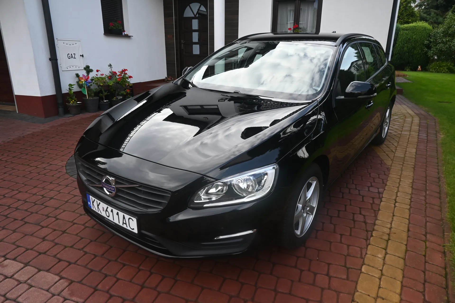 Volvo V60 2.0 D2 Kinetic Automat 2016 Czarny - widok ogłoszenia