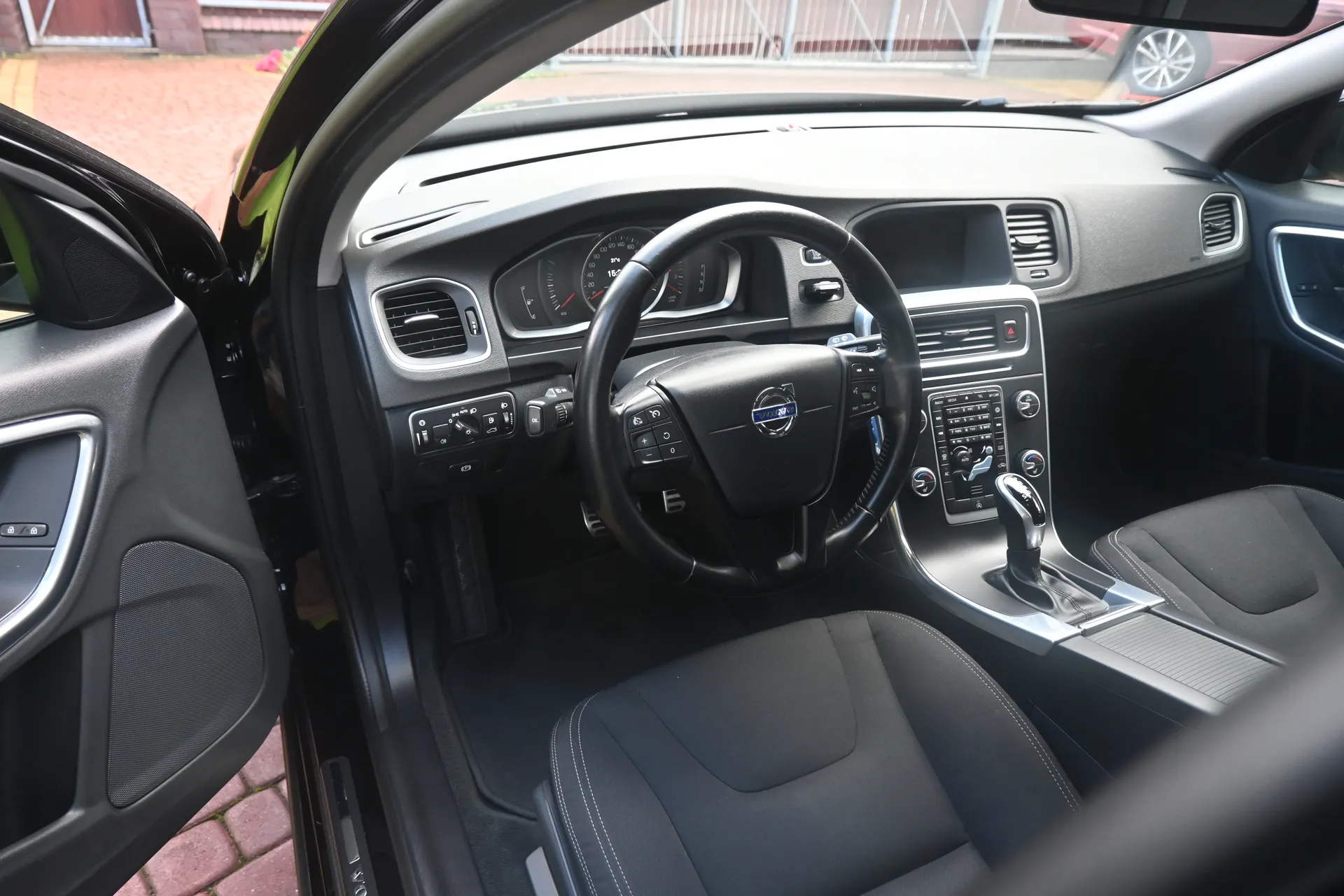 Volvo  V60 2.0 D2 Kinetic Automat 2016 na sprzedaż - galeria zdjęć, zdjęcie 30 | AUTOTOJA Kraków