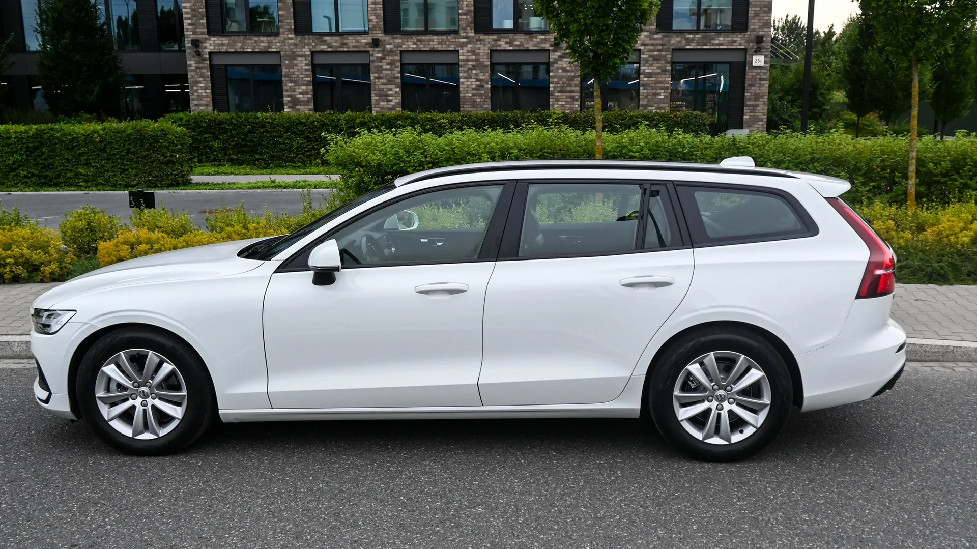 Volvo V60 B3 Momentum MildHybrid - Salon PL 2021 Biały - zdjęcie 2 | AUTOTOJA.PL