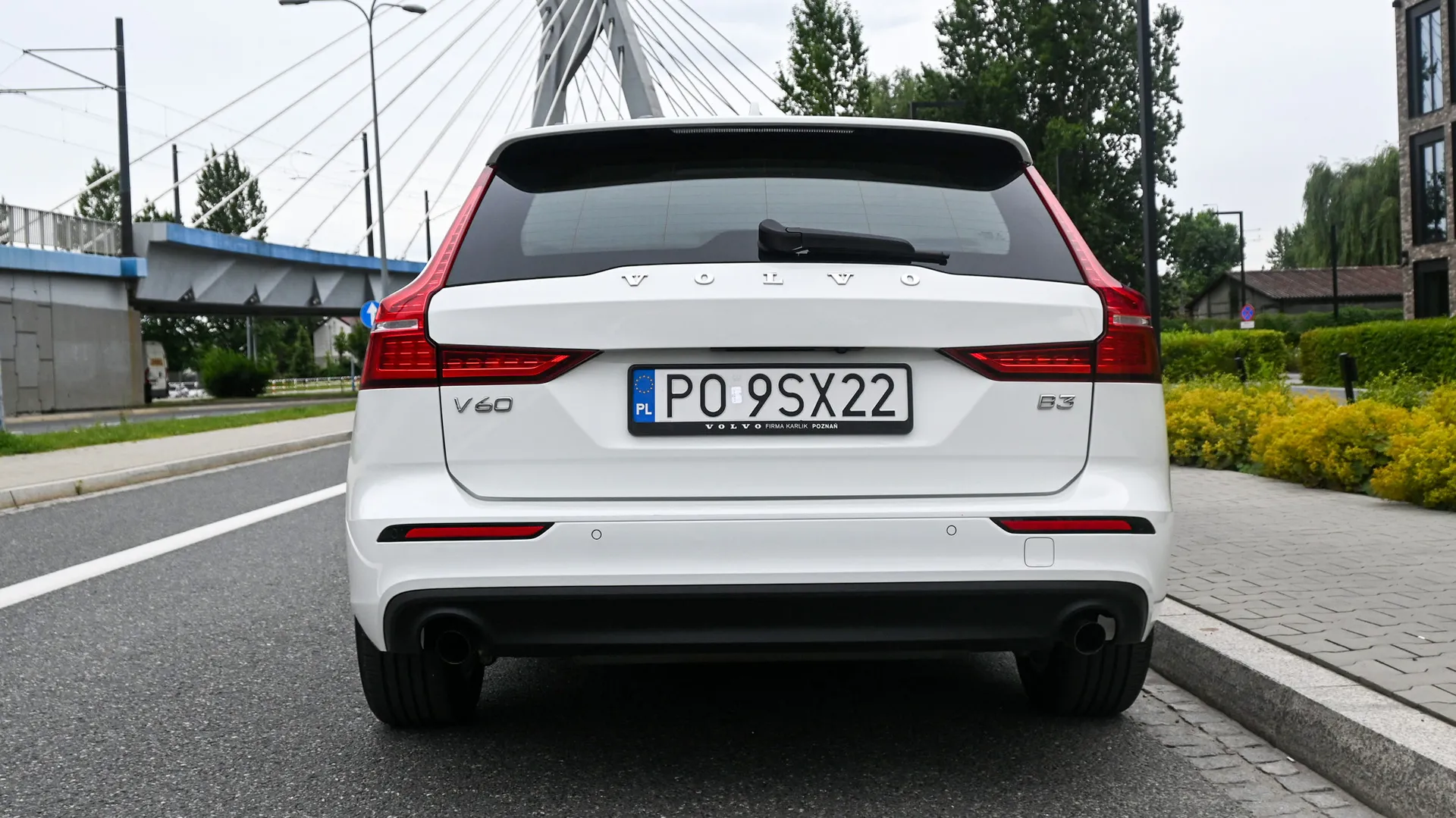 Volvo V60 B3 Momentum MildHybrid - Salon PL 2021 Biały - zdjęcie 4 | AUTOTOJA.PL