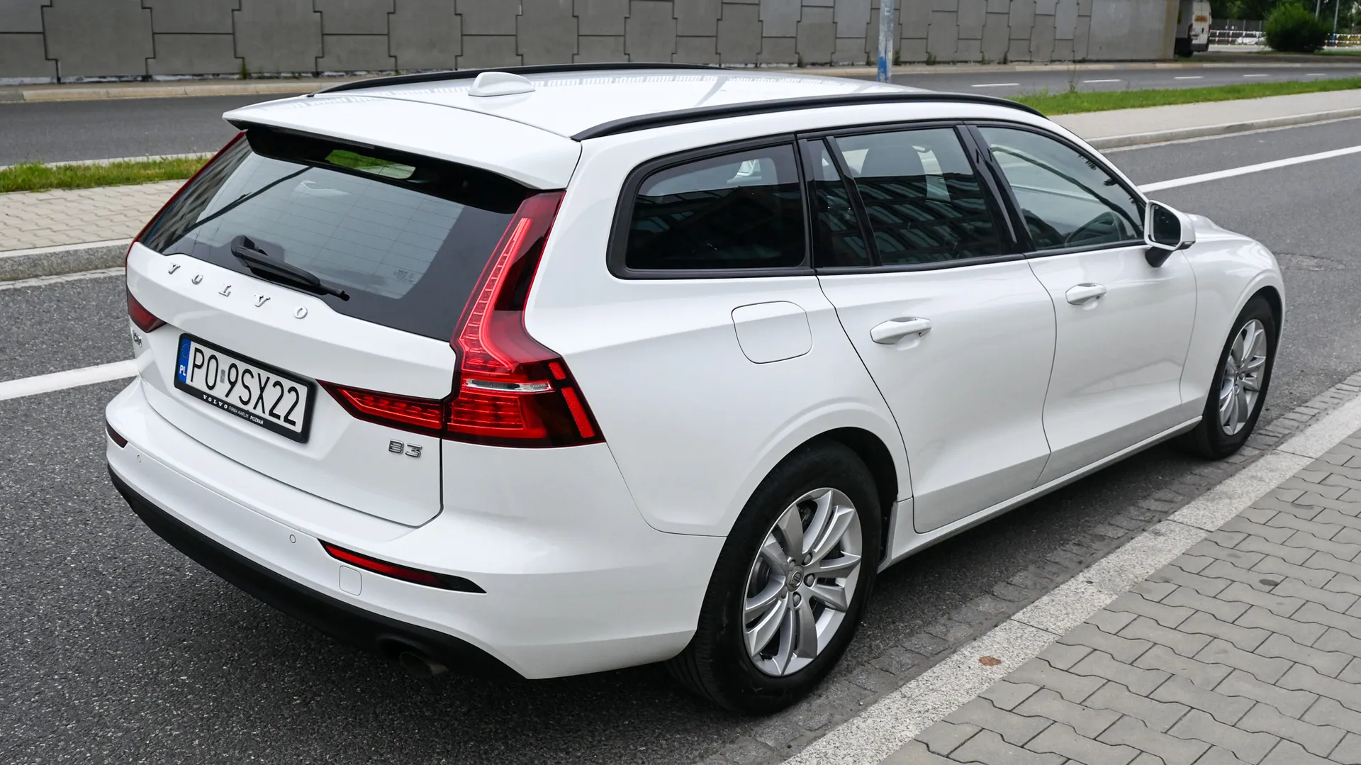 Volvo V60 B3 Momentum MildHybrid - Salon PL 2021 Biały - zdjęcie 5 | AUTOTOJA.PL