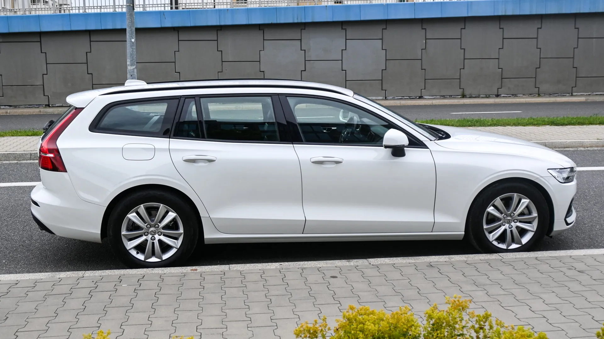 Volvo V60 B3 Momentum MildHybrid - Salon PL 2021 Biały - zdjęcie 6 | AUTOTOJA.PL
