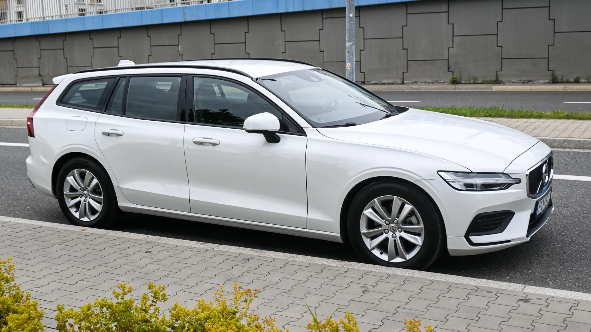 Volvo V60 B3 Momentum MildHybrid - Salon PL 2021 Biały - zdjęcie 7 | AUTOTOJA.PL