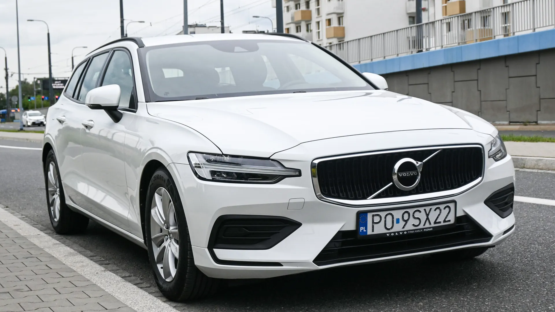 Volvo V60 B3 Momentum MildHybrid - Salon PL 2021 Biały - zdjęcie 8 | AUTOTOJA.PL