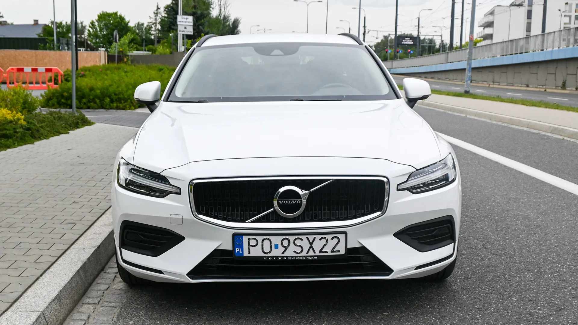 Volvo V60 B3 Momentum MildHybrid - Salon PL 2021 Biały - zdjęcie 9 | AUTOTOJA.PL