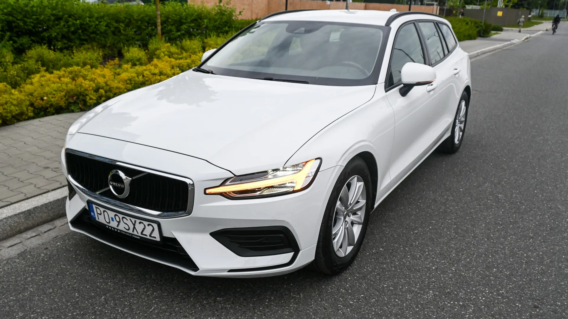 Volvo V60 B3 Momentum MildHybrid - Salon PL 2021 Biały - zdjęcie 13 | AUTOTOJA.PL