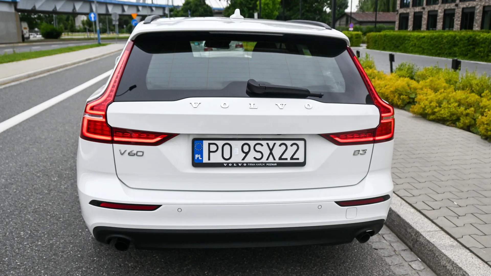 Volvo V60 B3 Momentum MildHybrid - Salon PL 2021 Biały - zdjęcie 14 | AUTOTOJA.PL