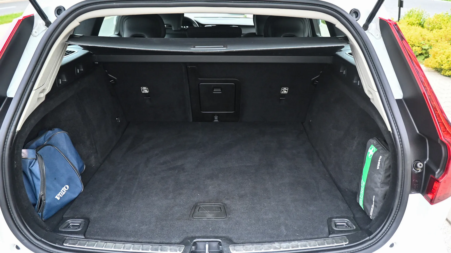 Volvo V60 B3 Momentum MildHybrid - Salon PL 2021 Biały - zdjęcie 43 | AUTOTOJA.PL
