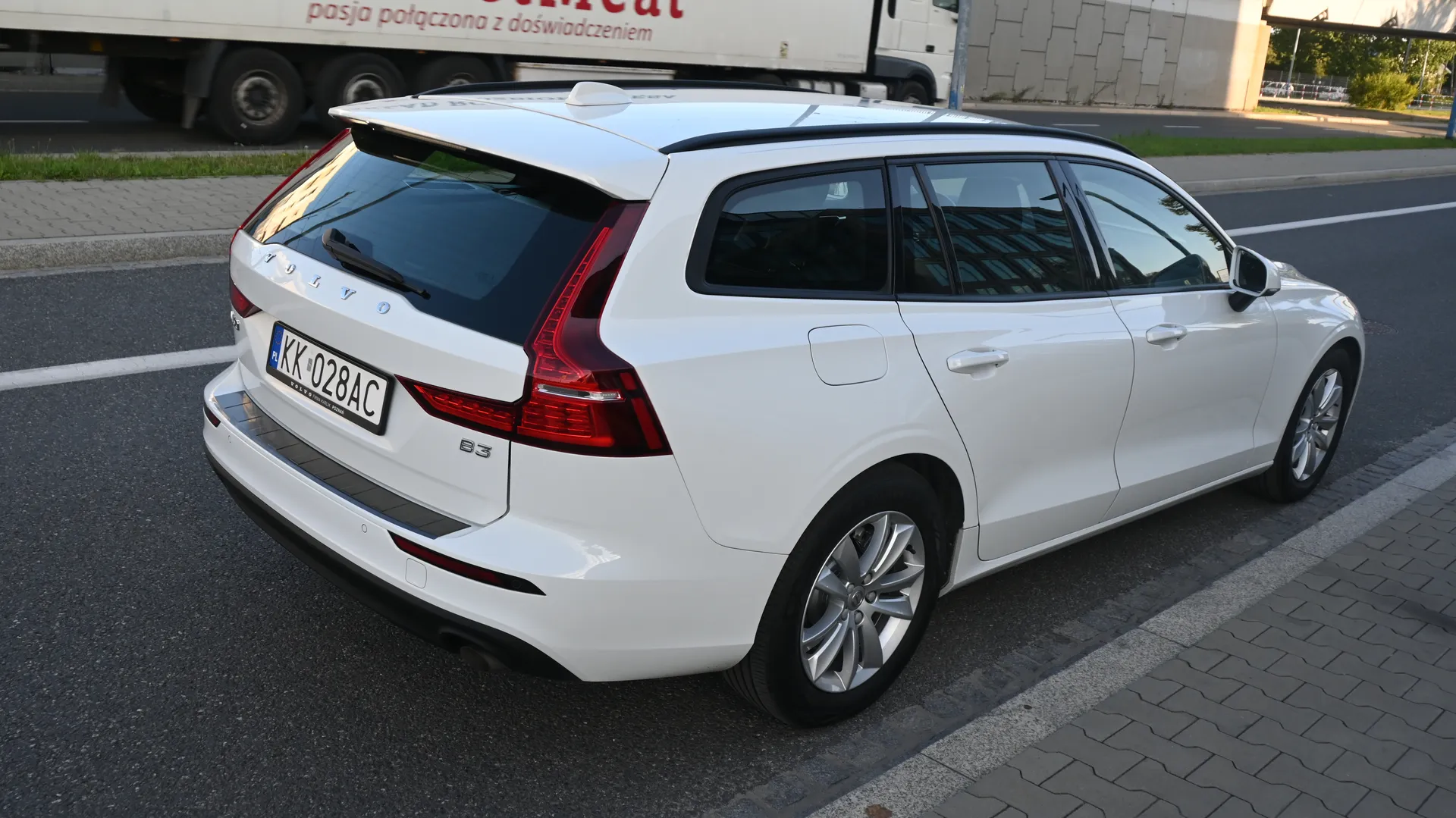 Volvo V60 B3 Momentum MildHybrid - Salon PL 2021 na sprzedaż - galeria zdjęć, zdjęcie 9 | AUTOTOJA Kraków