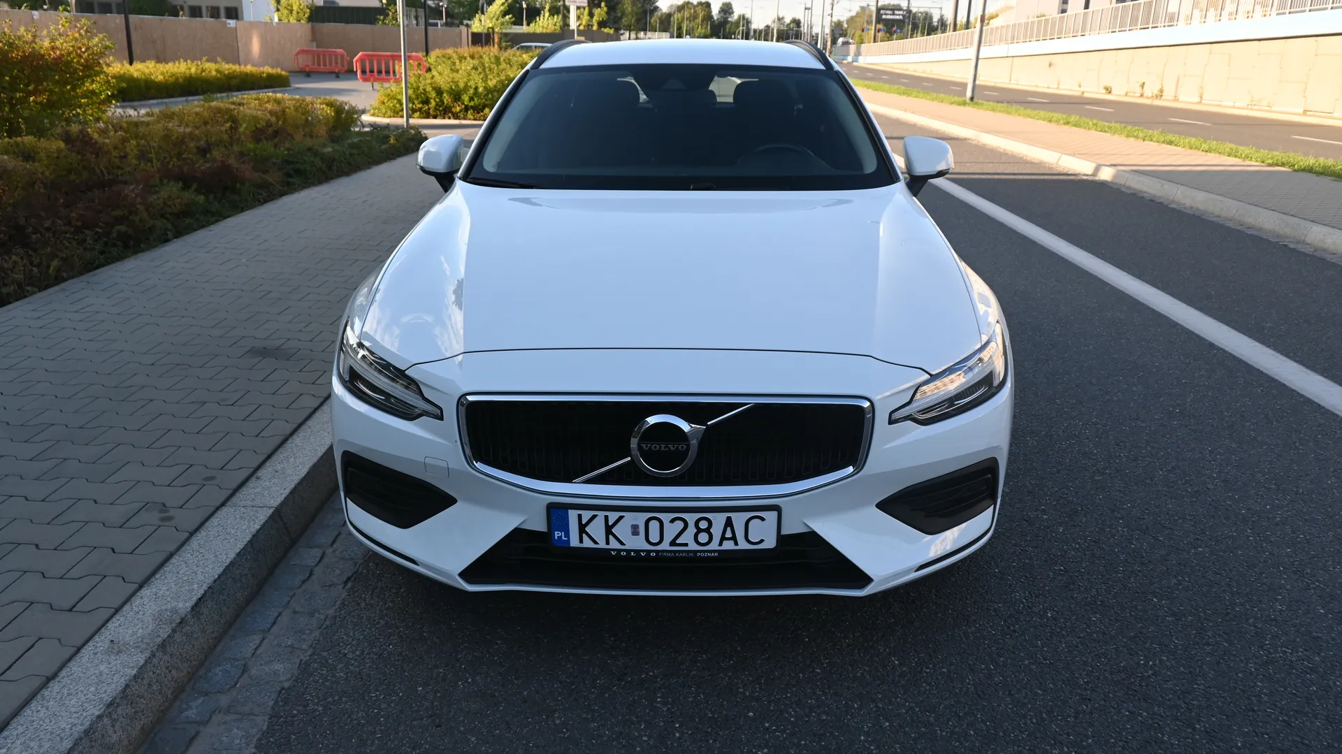 Volvo V60 B3 Momentum MildHybrid - Salon PL 2021 na sprzedaż - profil boczny nadwozia · AUTOTOJA