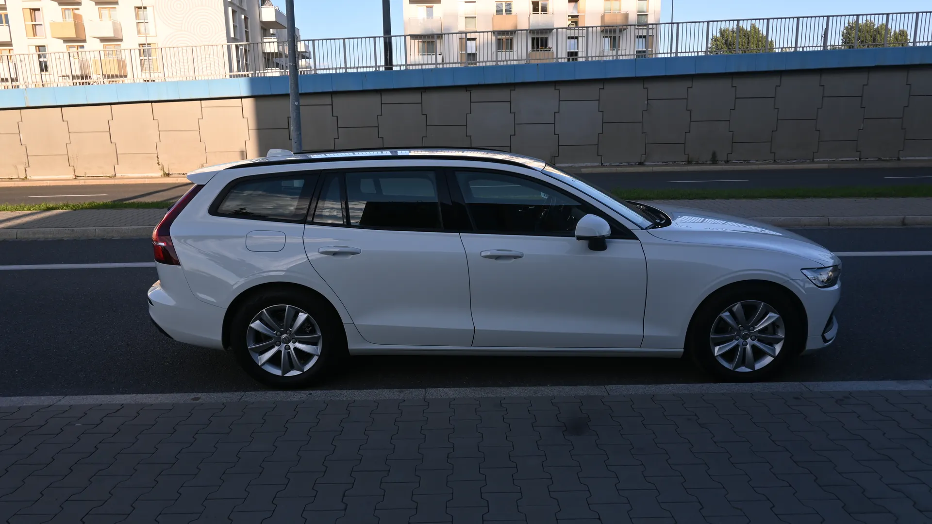 Volvo V60 B3 Momentum MildHybrid - Salon PL 2021 na sprzedaż - galeria zdjęć, zdjęcie 8 | AUTOTOJA Kraków