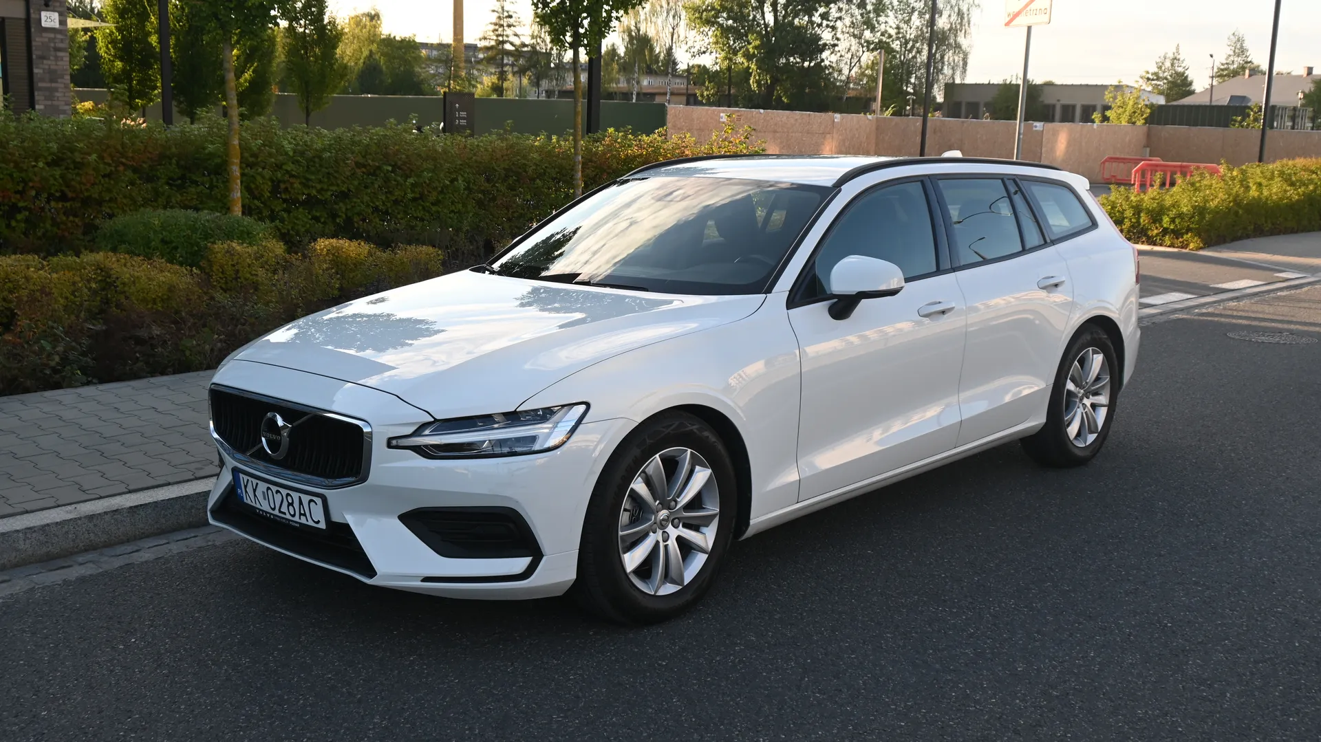 Volvo V60 B3 Momentum MildHybrid - Salon PL 2021 Biały - widok ogłoszenia