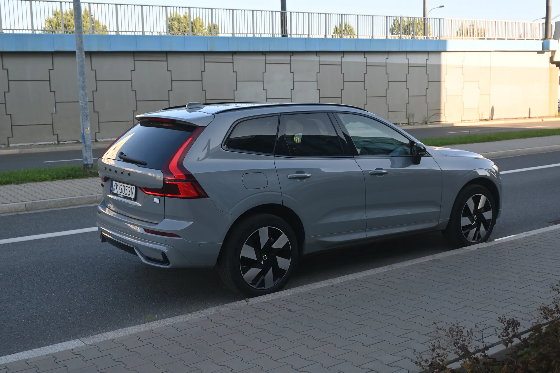 Volvo Xc60  T6 AWD Recherge  2023 na sprzedaż - profil boczny nadwozia · AUTOTOJA