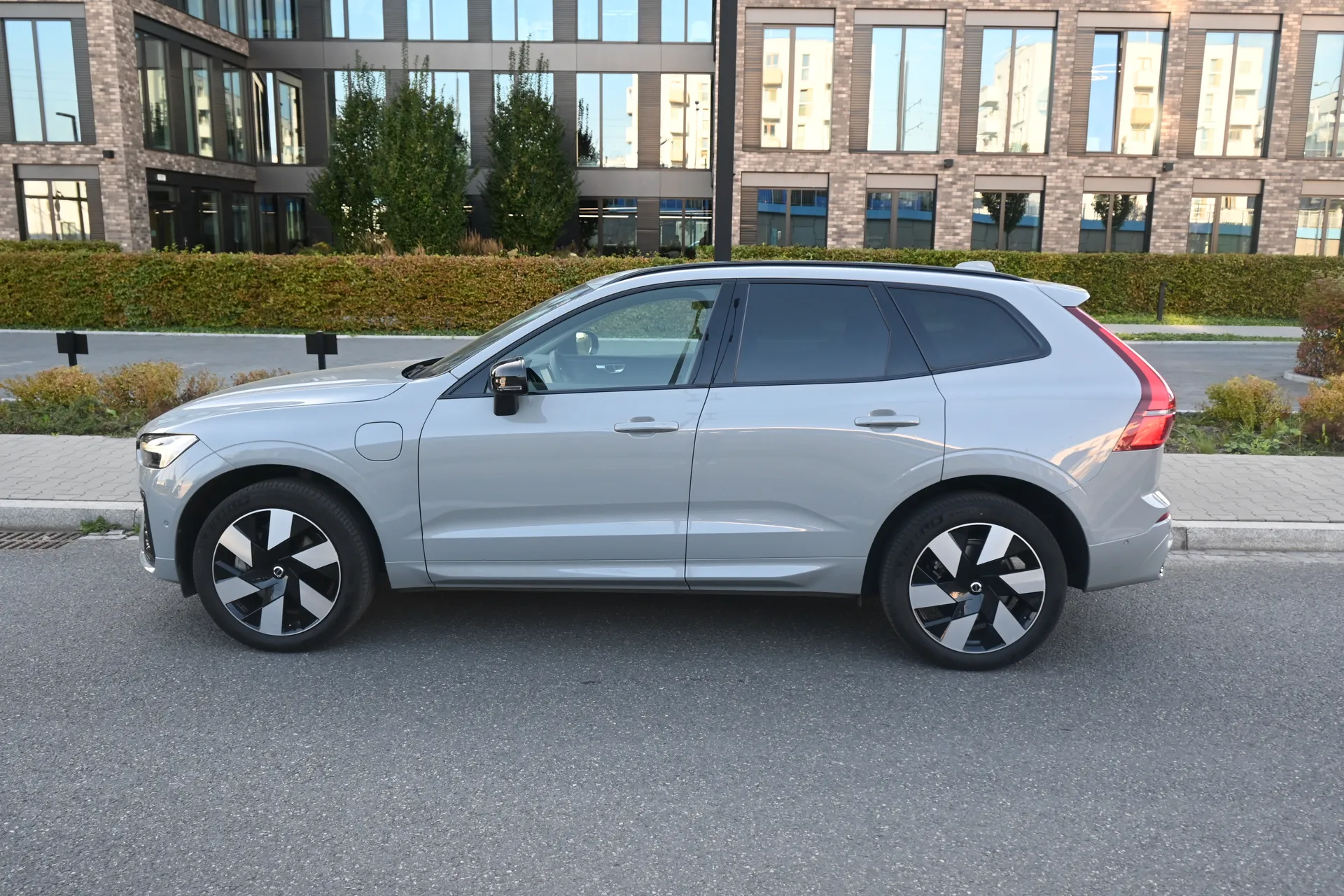 Volvo Xc60  T6 AWD Recherge  2023 na sprzedaż - stan felg i detale nadwozia | AUTOTOJA.PL