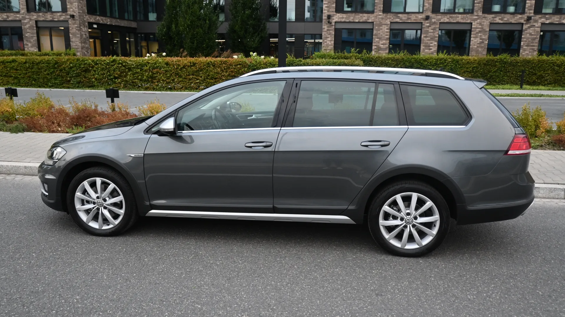 VW Golf VII Alltrack 2.0 TDI DSG 4Motion 2019 na sprzedaż - profil boczny nadwozia · AUTOTOJA